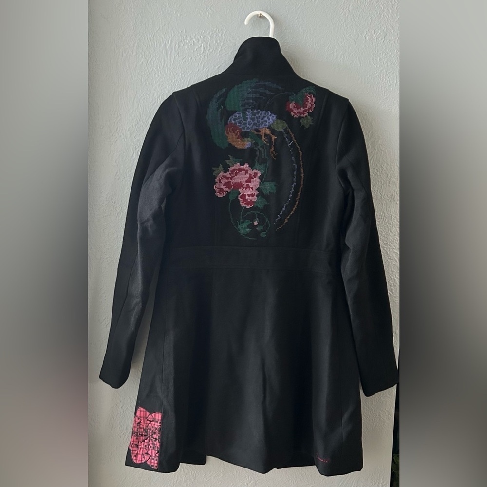 NWT Women’s Smash Embroidered coat, black, unique, size Medium.